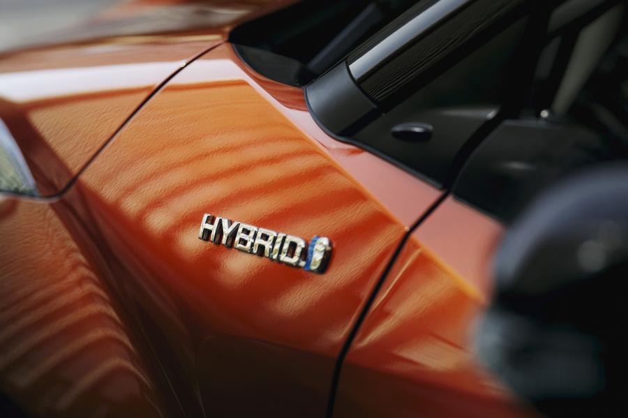 Детали экстерьера Toyota C-HR Hybrid 2019 года  (WW) (фото 7 из 174)
